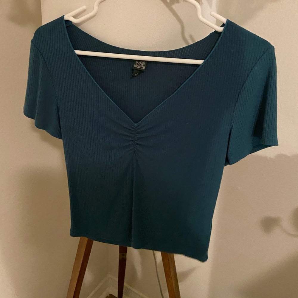 Light weight ribbed short sleeve shirt with ruching detail